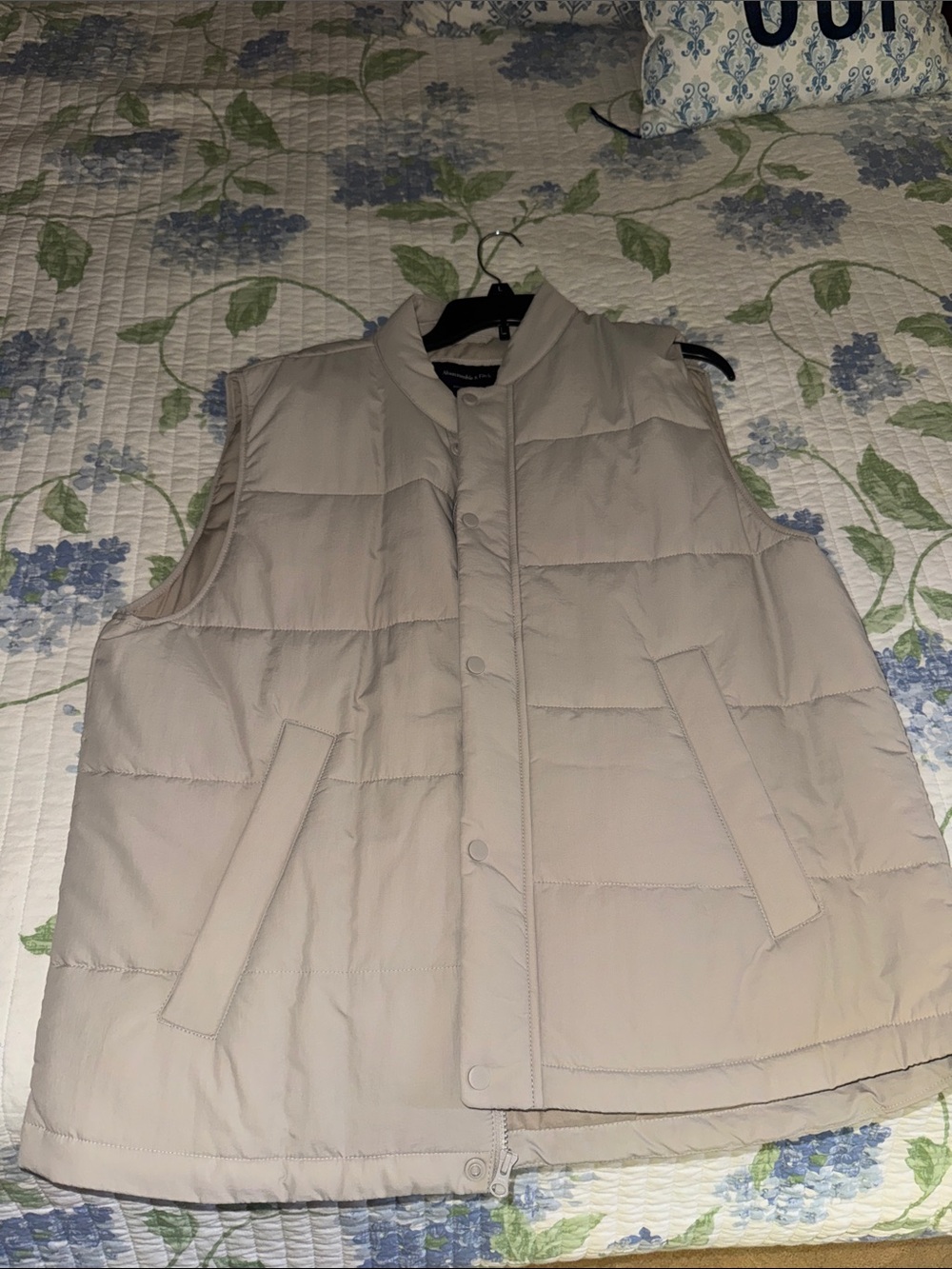 Abercrombie & Fitch Light Beige Quilted Puffer Vest
